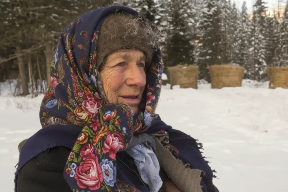    Отшельницу Агафью Лыкову из Хакасии напугали следы крупного зверя неподалеку от ее избушки. Фото: РТУ МИРЭА.