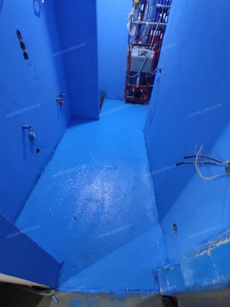 Полностью выполнена гидроизоляция стен и пола в ванной комнате перед плиточными работами