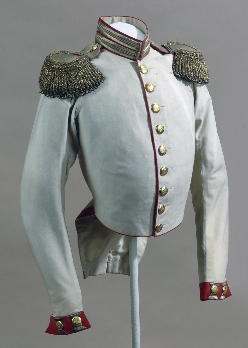 Мундир примерно такого типа (с поправкой на габариты) был у полковника в фильме. Когда он стал королём, мундир стал богаче украшен, но покрой сохранил.