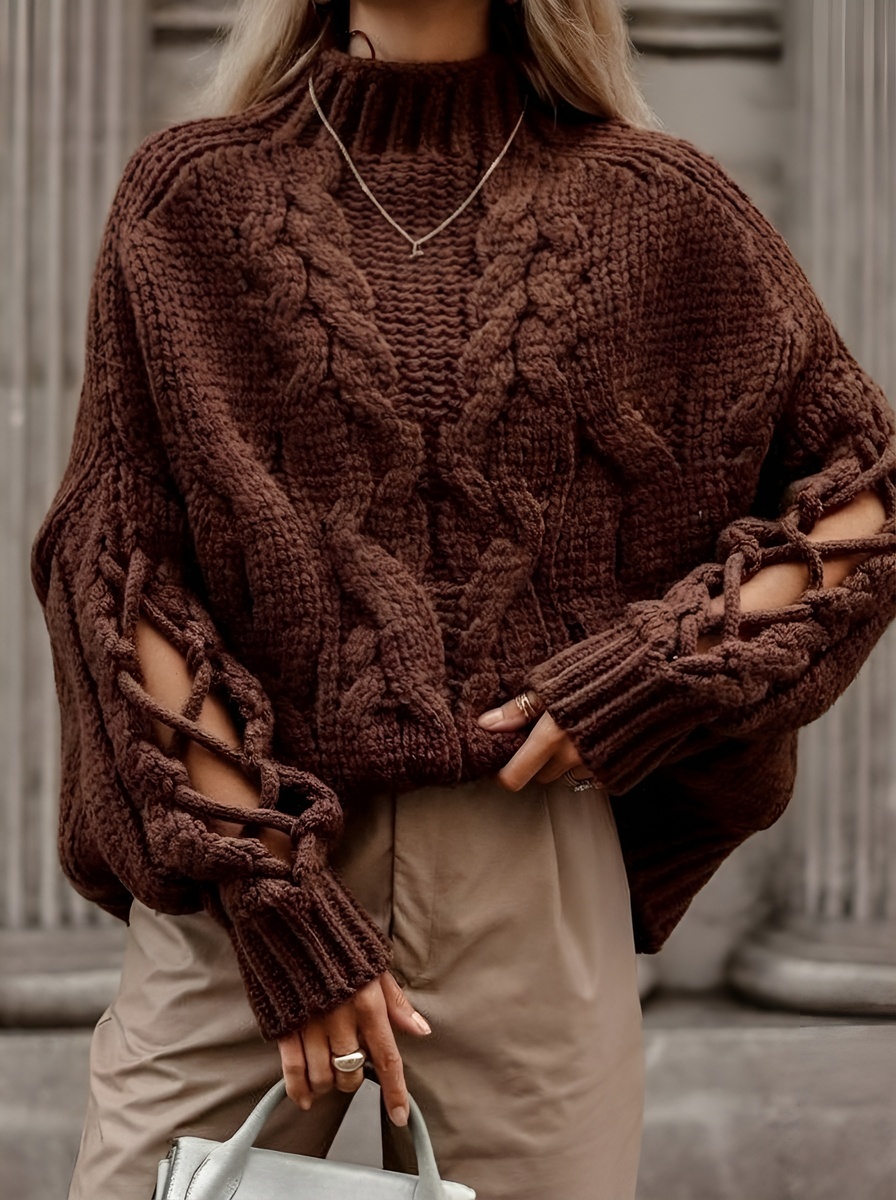 Тонкая цепочка на объемном свитере