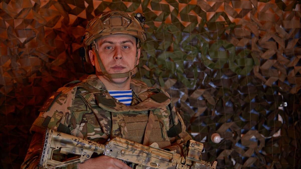    Командир 39-го отдельного гвардейского медицинского ордена Пирогова отряда, гвардии подполковник Юрий Бровко в зоне проведения спецоперации / Фото: Марат Чернышов