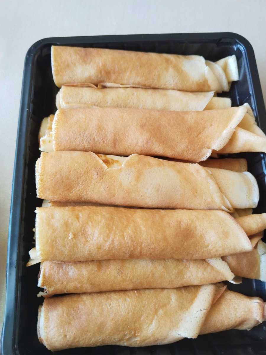 В детском саду проводили масленицу. Просили родителей испечь блины . Делала тесто на кипятке. Получились очень нежные и  ароматные . 