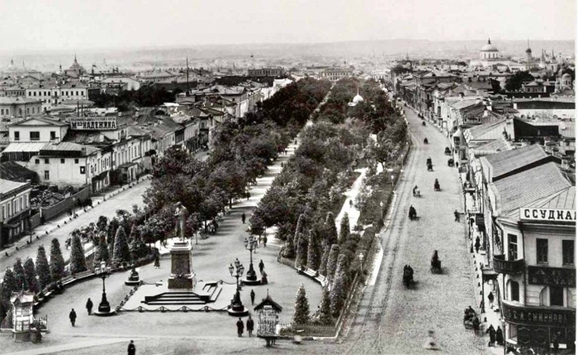 Памятник Александру Пушкину на первом месте на Тверском бульваре, напротив Страстной (Пушкинской) площади.