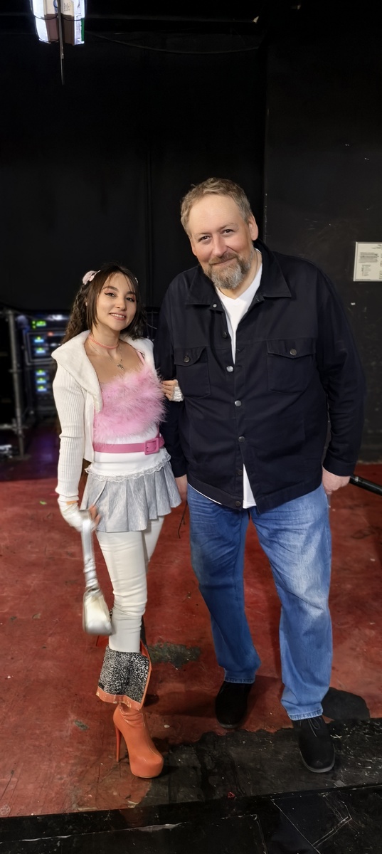 Kristen Tyu и Станислав Дудников , сыгравший роль Бомбы . 