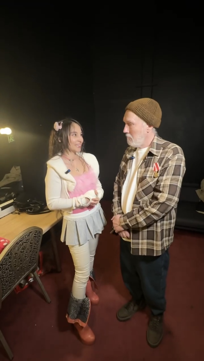 Фрагмент кадра из интервью с исполнительным продюсером Виктором Алисовым , ведущая рубрики «Звёздный рейд» - Kristen Tyu. 