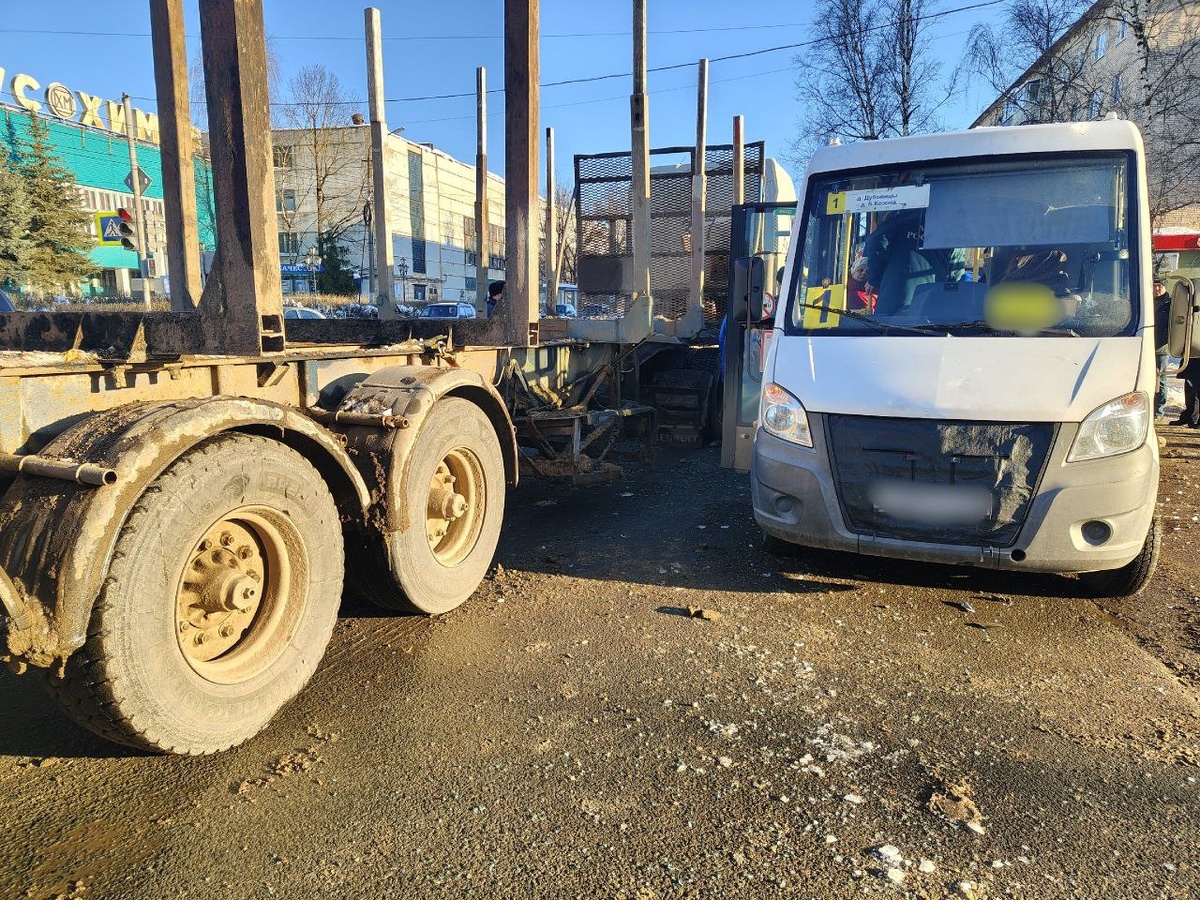    В Новгородской области столкнулись маршрутка и грузовик