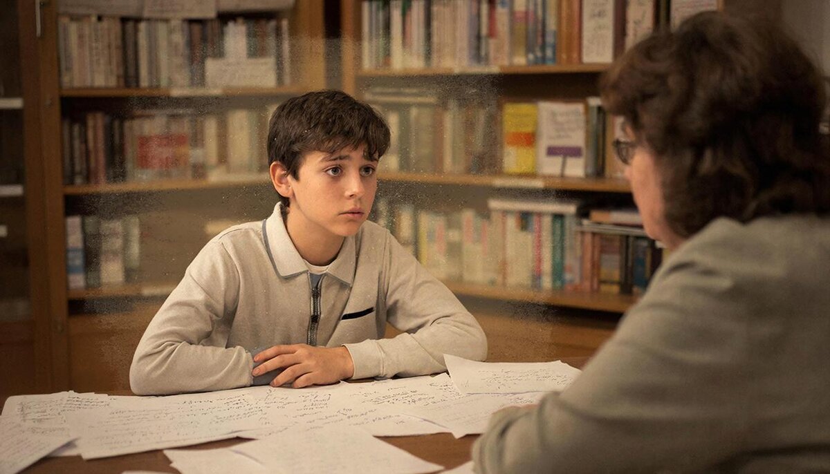 В эксперименте Элизабет Лофтус подростку внушили ложное воспоминание о том, что в пять лет он потерялся в торговом центре. Через несколько дней он не просто поверил – он «вспомнил» детали: клетчатую рубашку старика и запах корицы. Реконструкция Gigachat