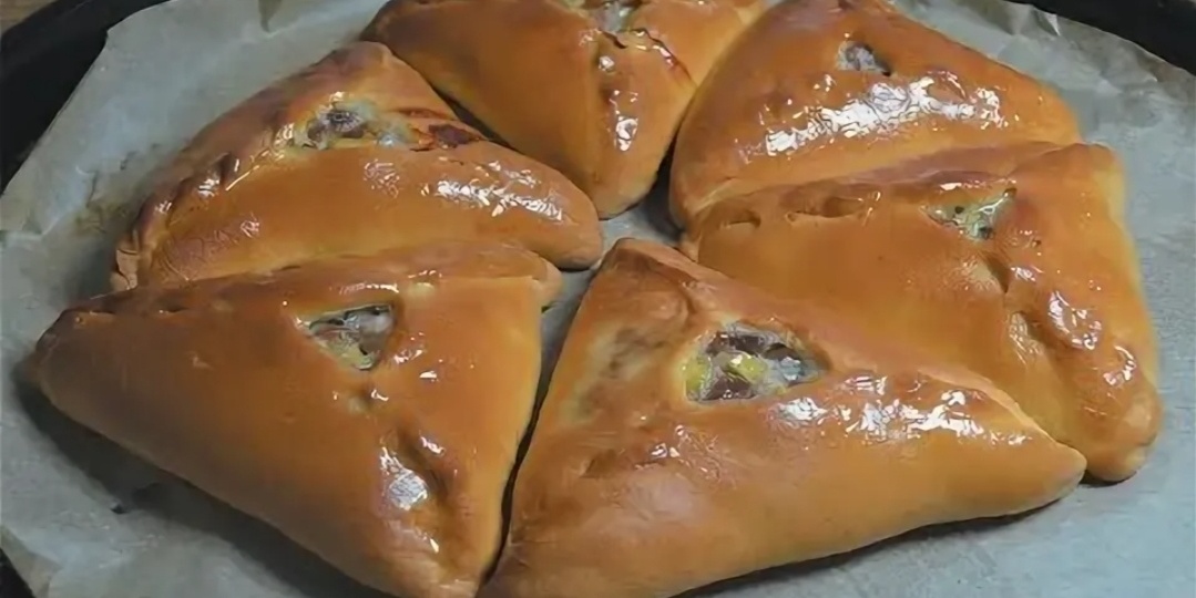 Эчпочмак (татарский треугольный пирог).