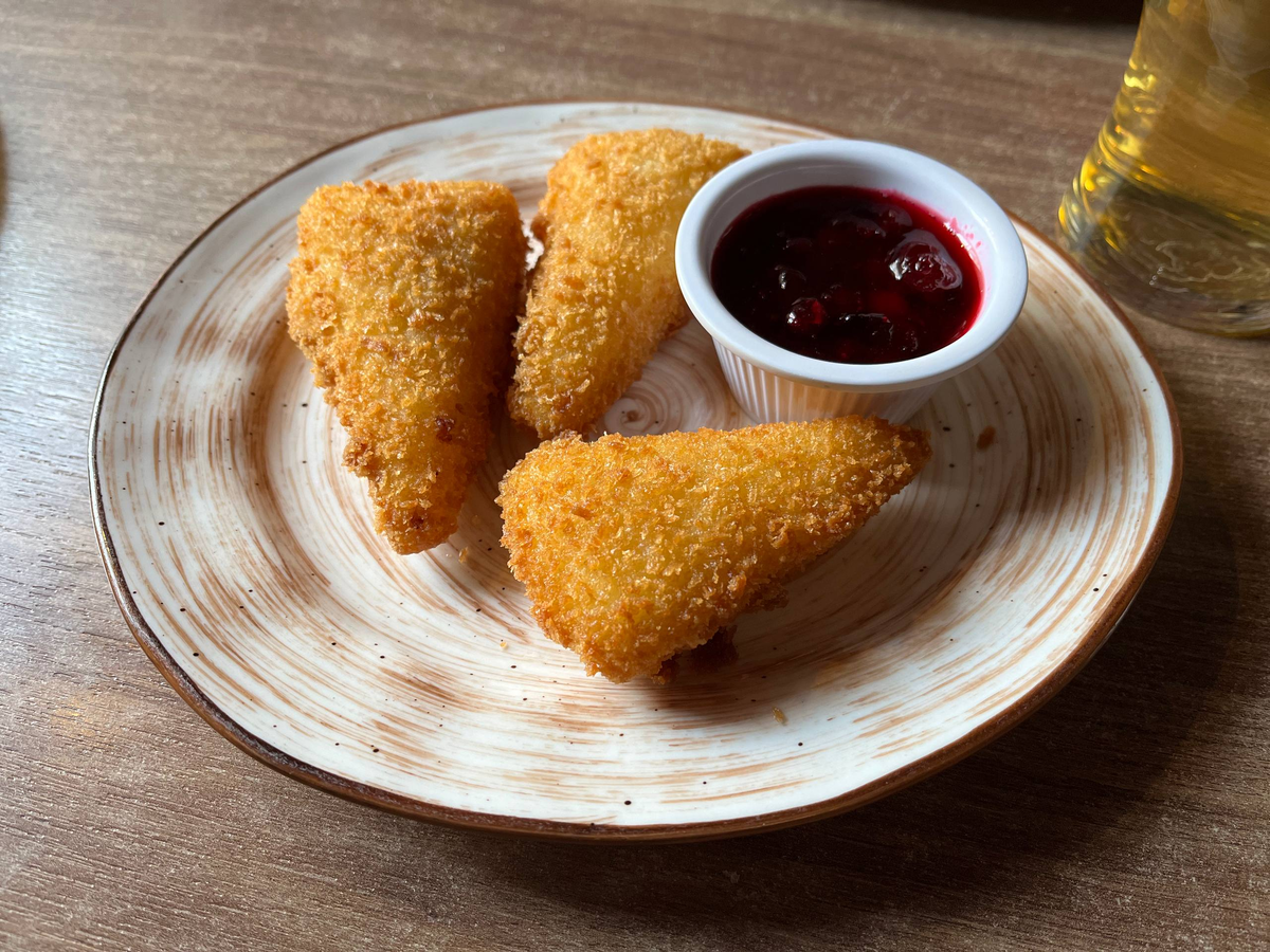 Жареный фермерский сыр в панировке