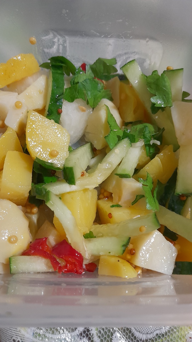 Картофельный салат с огурцом, помидором, горчицей, заправленный маслом