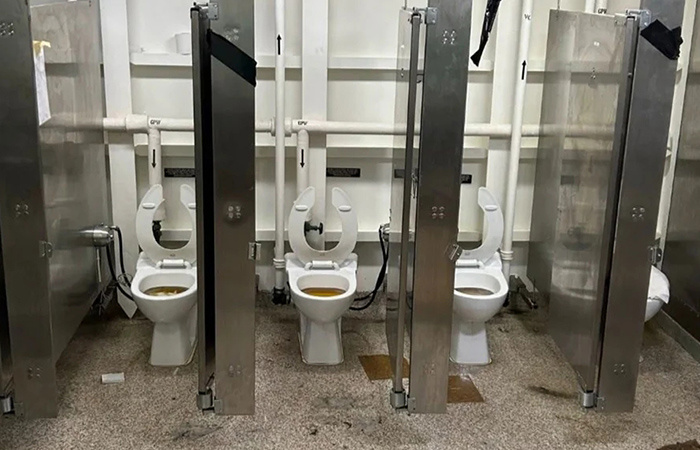 Так выглядят туалеты на авианосце./ Фото: reddit.com