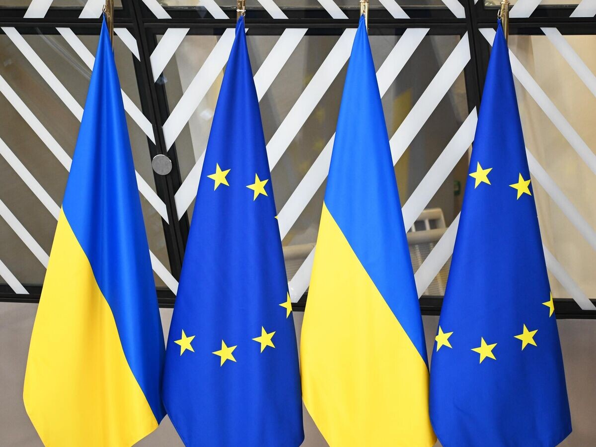    Государственные флаги Украины и флаги с символикой Евросоюза© РИА Новости . Стрингер