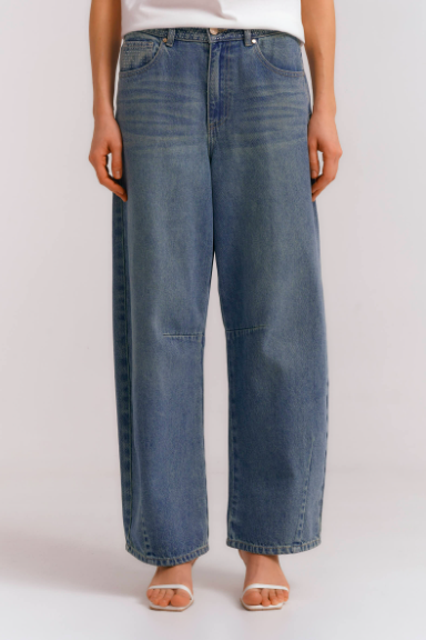 На фото: Джинсы-багги с потертостями Diana Gallesi