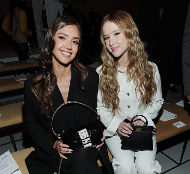    Джессика Альба с дочерью. Фото: Jacopo Raule / Getty Images for Fendi