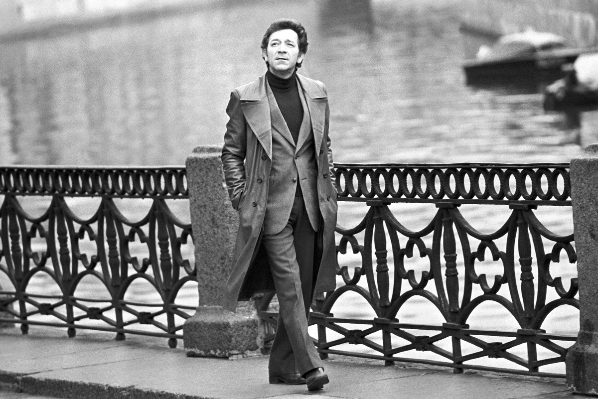    Лауреат Государственной премии СССР и Государственной премии РСФСР им. М. И. Глинки, художественный руководитель и главный дирижер Ленинградского государственного академического театра оперы и балета имени С. М. Кирова Юрий Хатуевич Темирканов во время прогулки по городу. 1981 год. / Фото: Юрий Белинский/ТАСС