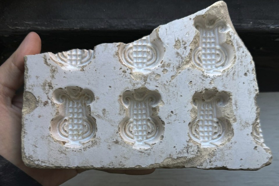    В Петербурге нашли исторические формы для приготовления сладостей. Фото: t.me/mettlachtiles