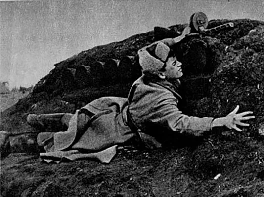 Пулемет косил партизан, и спасения не было. Вдруг из темноты вынырнула маленькая фигурка и сделала то, на что не решились взрослые