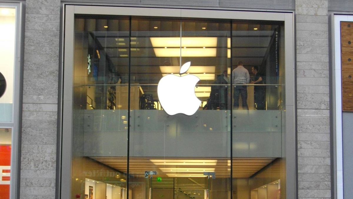     Apple   
Paul Robertson