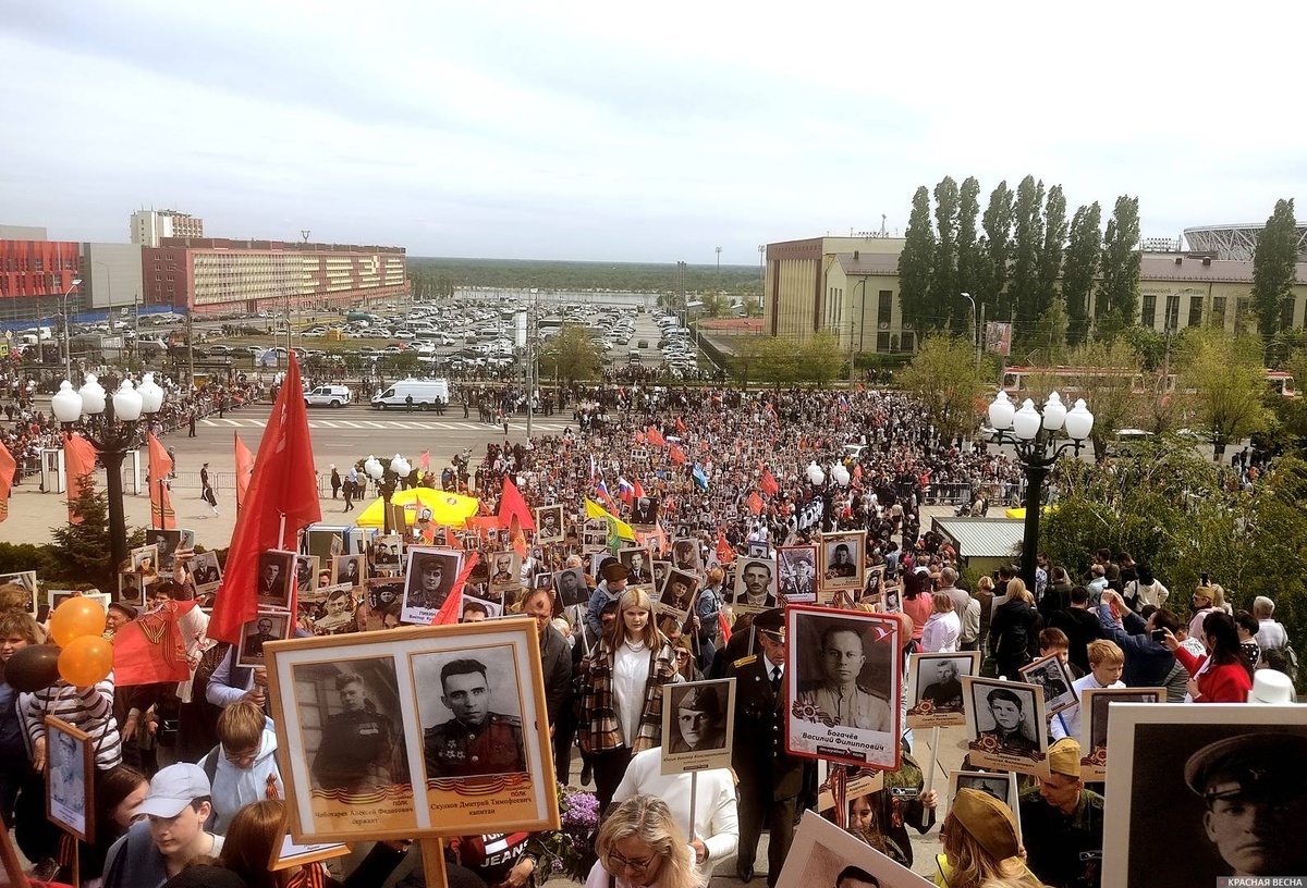     У подножия Мамаева кургана. "Бессмертный полк" 9 мая 2022   
Анна Побежимова (с) ИА Красная Весна