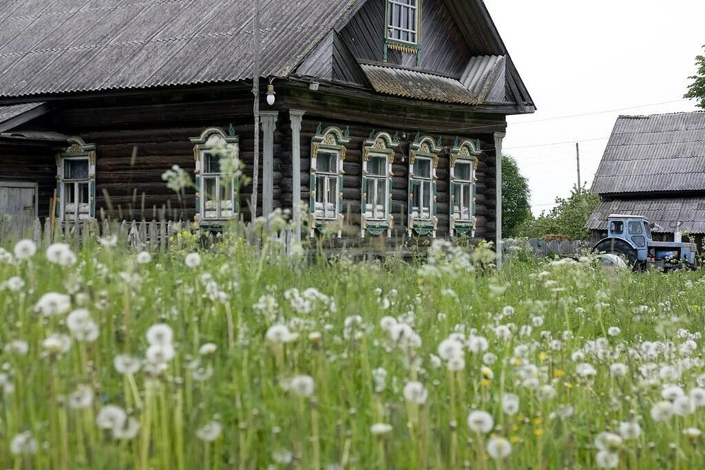 Деревенская романтика хороша только на открытках и летом. А когда приходит бурятская зима, этот дом превращается в ледяную ловушку, если у тебя нет двадцати тысяч на нормальные дрова