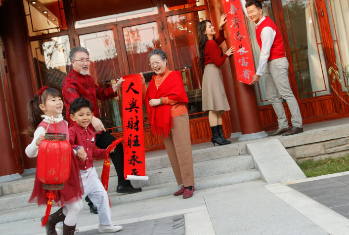 В Китае иногда снимают ролики про разные традиции, как их правильно соблюдать, чтобы не прерывалась линия следования традициям
