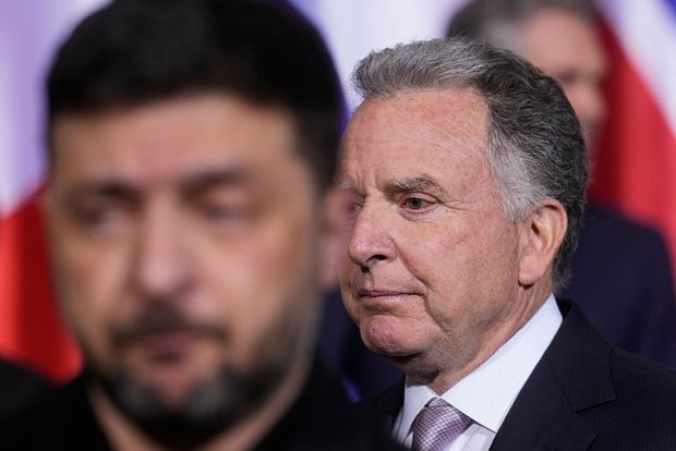    Президент Украины Владимир Зеленский и спецпосланник президента США Стивен Уиткофф в Берлине, Германия, 15 декабря 2025 года. Фото: Markus Schreiber / Reuters