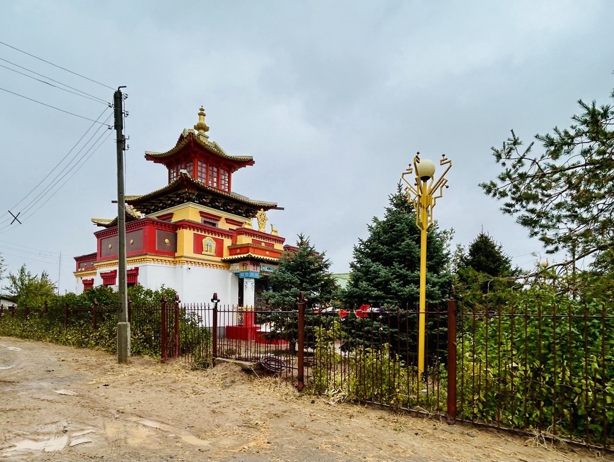 Хурул, возвышающийся над грязными лужами