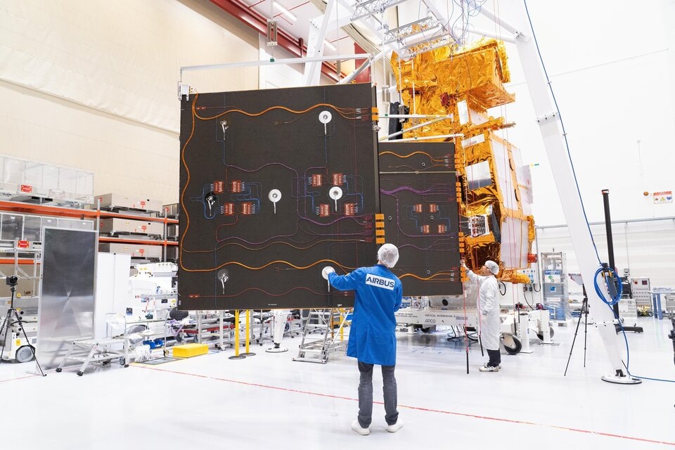    Развертывание солнечного крыла MetOp‑SG‑B1 в ходе испытаний. Источник изображения: ESA.