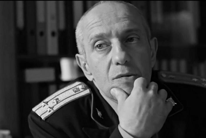 Владимир Довжик. Обложка © Кадр из фильма «Герой по вызову», режиссёр Анна Зайцева, сценаристы Андрей Кивинов, Алексей Редозубов / Kino-teatr