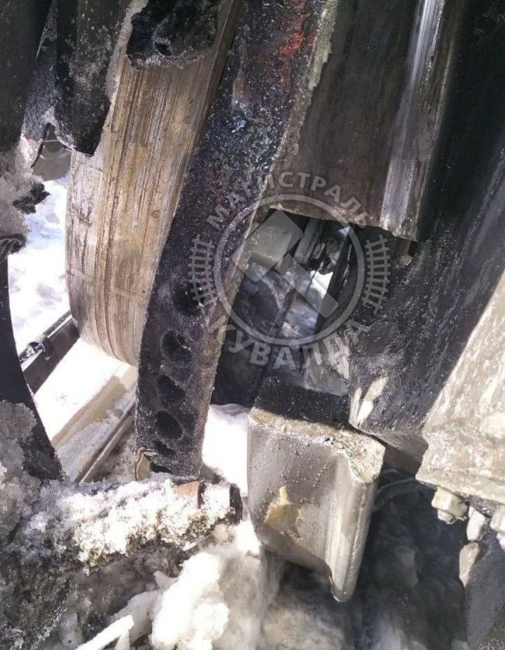 Предполагаемая фотография развалившегося колеса из открытых источников. У меня возникают вопросы: где сделано это фото, когда сделано? Действительно ли имеет отношение к случившемуся? Верить сейчас ничему и никому нельзя, но ради контента я сделаю допущение, что на фото - действительно сломанный бандаж электровоза ЭП2К-501. Читайте далее.