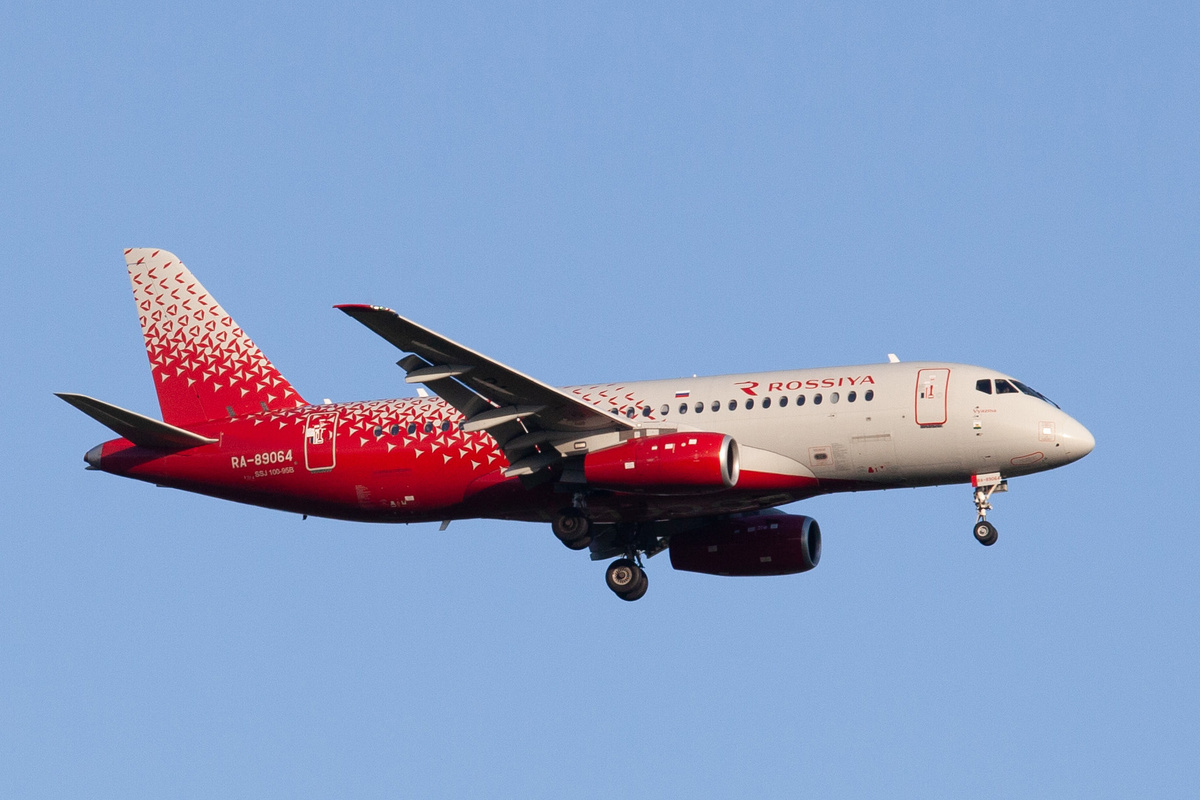 Сухой Суперджет - самолёт, к которому у диванных экспертов много претензий и который уже много раз попадал в просак на коммерческих рейсах.