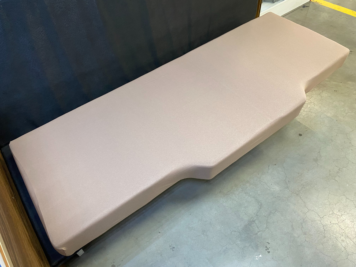 Простыня на резинке СПАЛБЕР для матрасов в спальники грузовиков. Цвет мокко. Фото СПАЛБЕР_1.