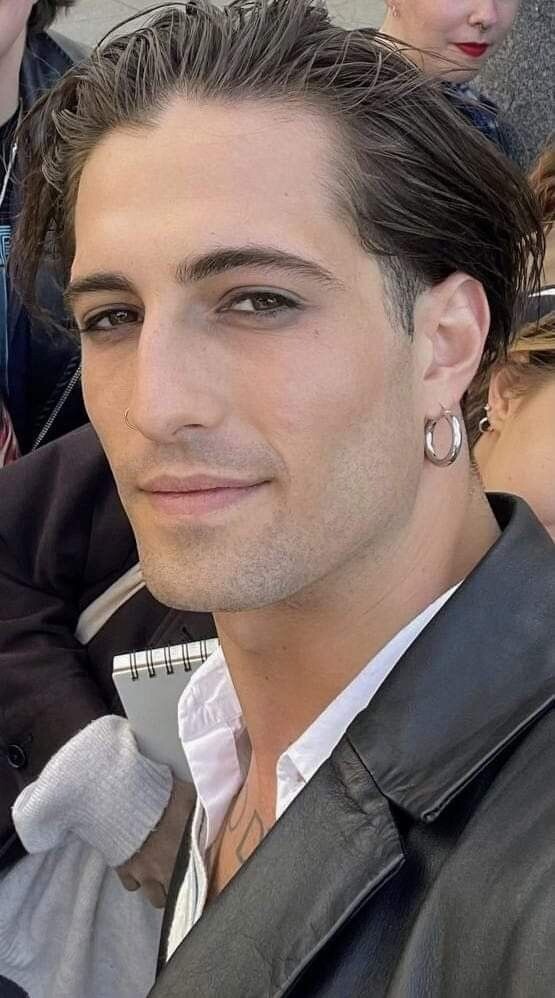 В роли притягательного незнакомца итальянский певец Дамиано Давид