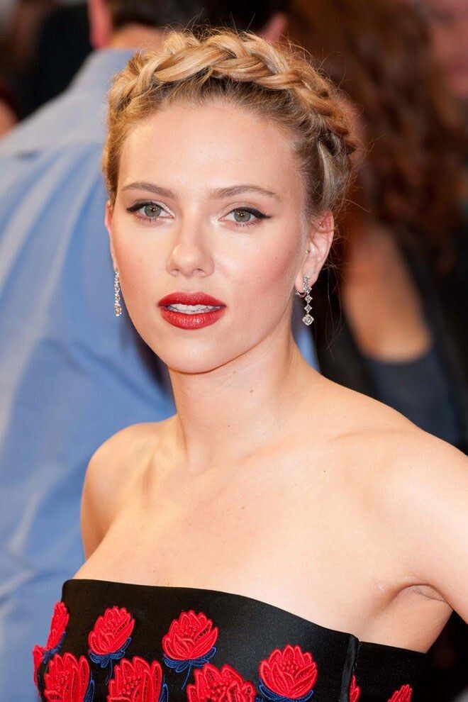 В роли рассказчицы Марианны Скарлетт Йоханссон