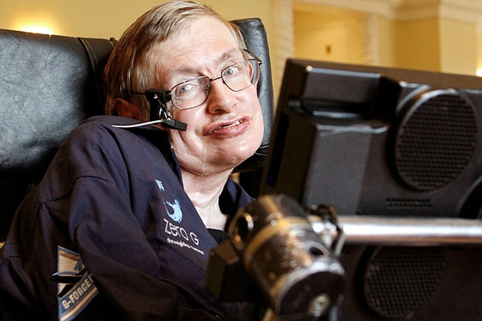    Стало известно, кто были женщины в бикини, которые сфотографировались со Стивеном Хокингом. REUTERS