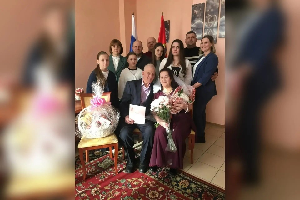    Супруги Ротарь из Сухобузимского отметили 65-ю годовщину свадьбы. Фото: краевое Агентство ЗАГС