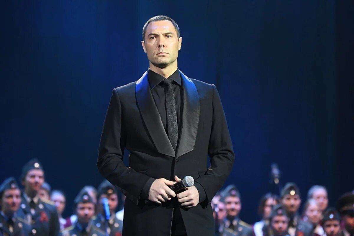    Певец Евгений Кунгуров во время выступления на праздничном концерте «50-летие Большого Детского Хора им. В.С.Попова» в Государственном Кремлёвском Дворце.