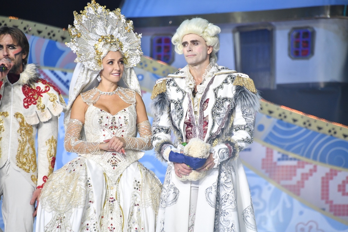    Петр Чернышев и Анастасия Заворотнюк в ледовом спектакле "Вечера на хуторе 2. 0". Фото: Михаил Фролов/ "Комсомольская правда"