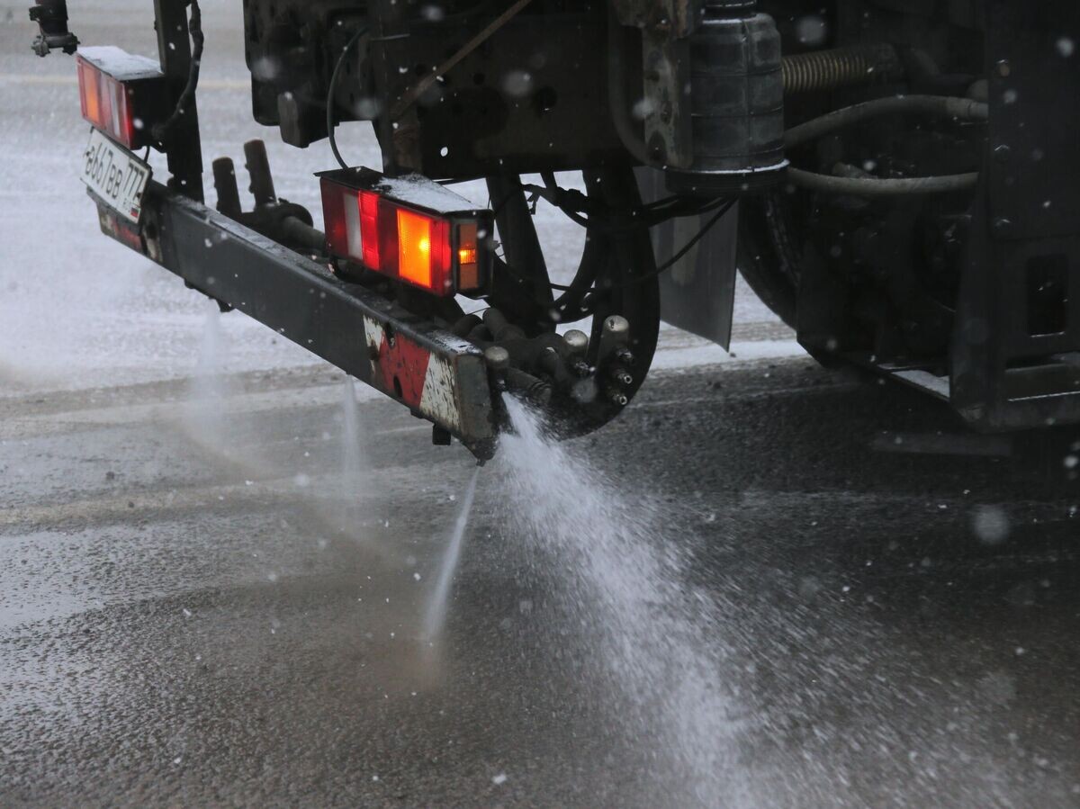    Обработка проезжей части противогололедными материалами | © РИА Новости / Виталий Белоусов