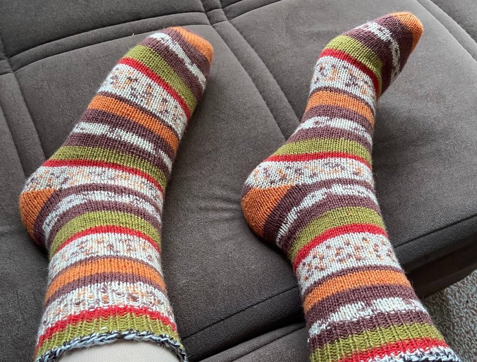 Дырок нет, но мне кажется, тянет пяточный шов...