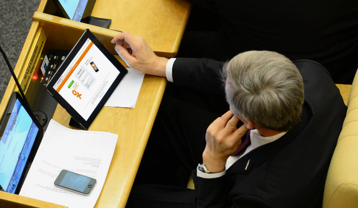 Чиновник и соцсети фото Яндекс