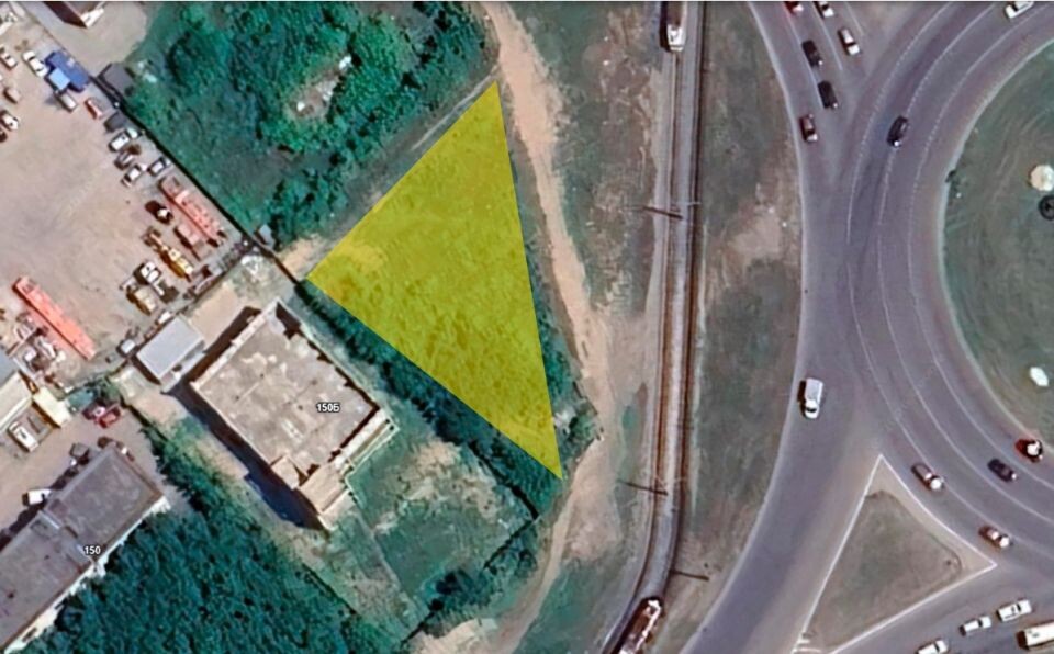    Спутниковый снимок сучастком поул. Малахова, 168 (выделен желтым цветом). Источник: earth.google.com