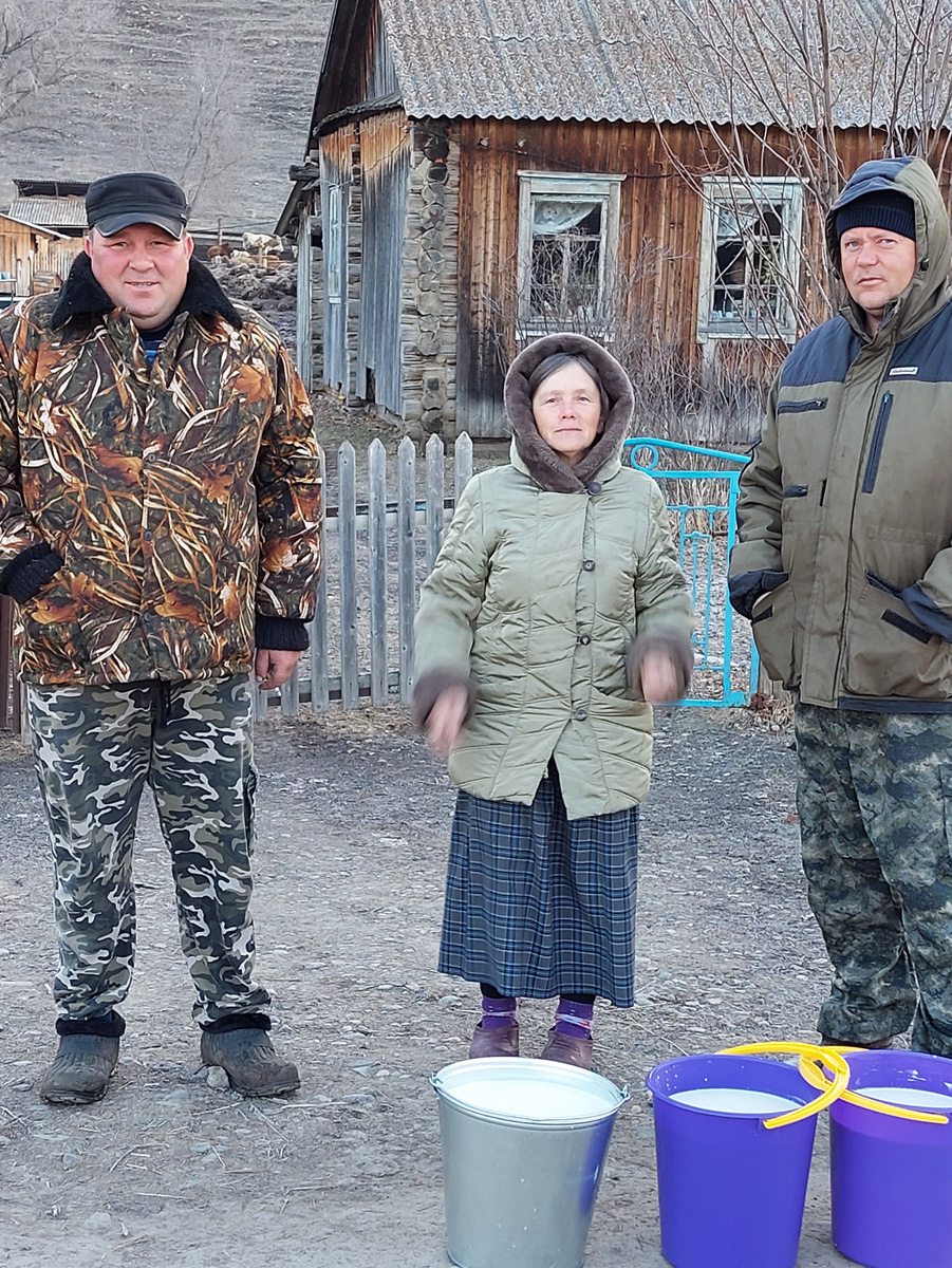 Фото из 23 года. Апрель, 20-е числа. Григорий (справа) с соседями. Ждут молоканку. Холодина!!! Иней везде. Помню, что пробирало тогда нас до костей.