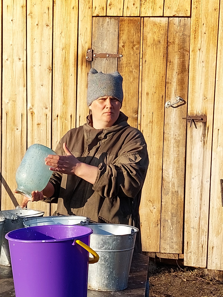 Вера, сноха, готовит теплое молоко поить телят. Тот же 23 год. Тот же день, но уже потеплело на солнце. Снег тогда в горах уже сошел. Мы там были в конце апреля с племянником Игорем. Он на первом фото к статье и его уже нет с нами. Время пролетело стремительно. Помним все это отчетливо.