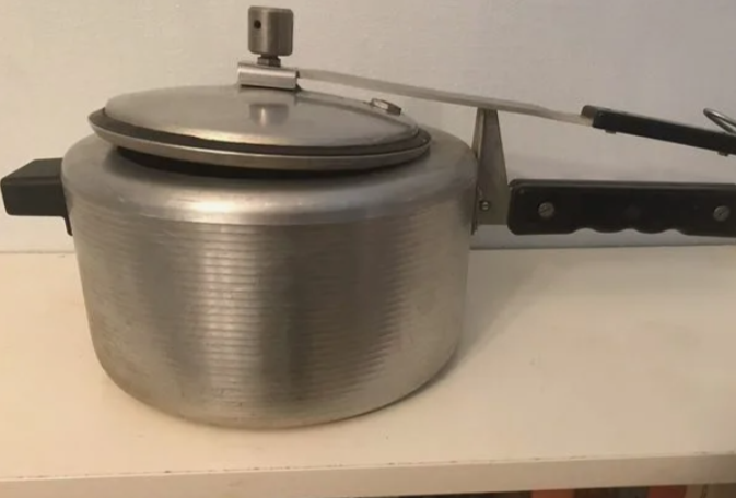 именно такая скороварка у нас тогда и была