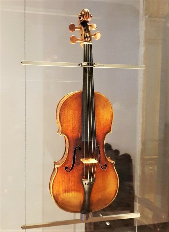 Любимая скрипка Никколо Паганини Il Cannone Guarnerius 1743 в Palazzo Doria-Tursi, Генуя, Италия