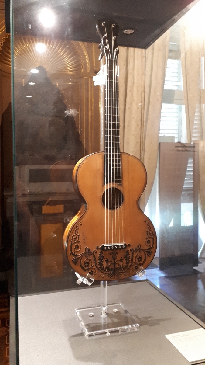 Любимая гитара Паганини. Гитарный зал в Palazzo Doria-Tursi, Генуя, Италия