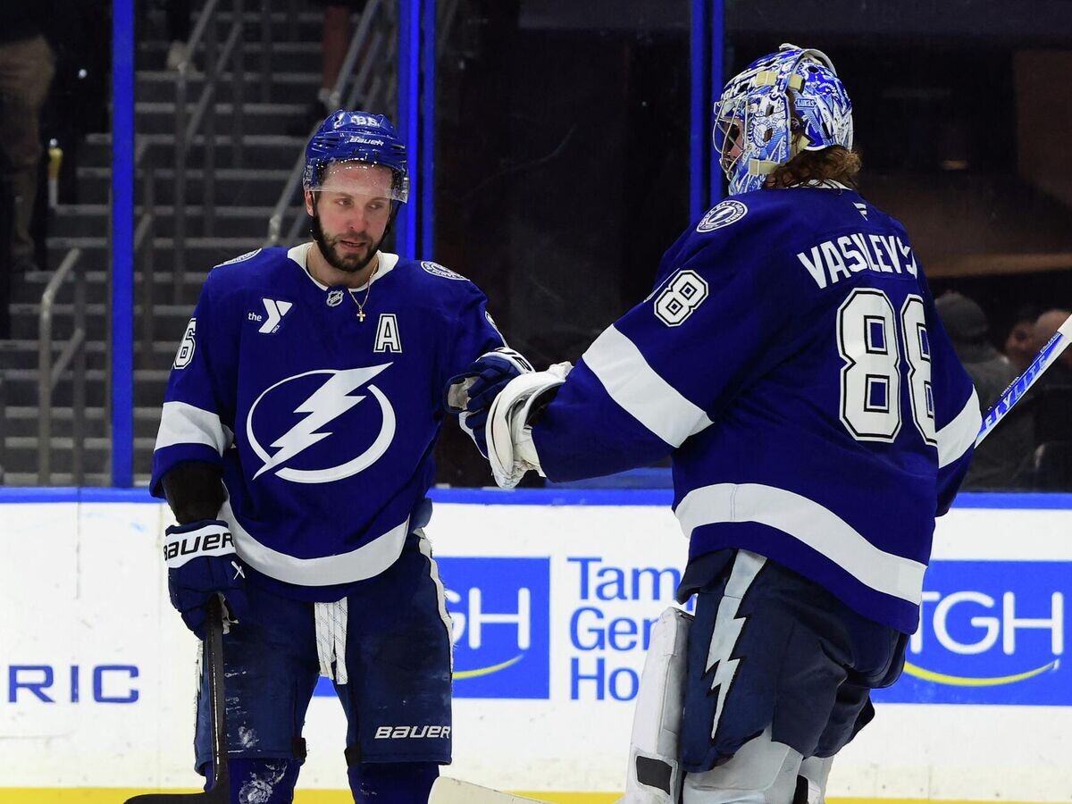    Хоккеисты "Тампа-Бэй Лайтнинг" Никита Кучеров и Андрей Василевский | © REUTERS / Kim Klement Neitzel