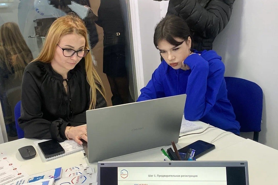    Студенты проходят обучение, чтобы затем помогать пожилым людям Фото: ЕР