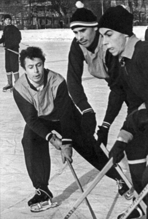    Суровый бой ведет ледовая дружина... Знаменитые футболисты Геннадий Гусаров, Лев Яшин и Виктор Аничкин./из семейного архива